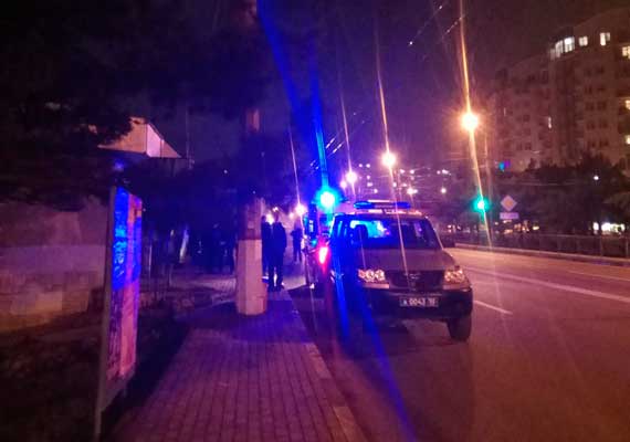 В Севастополе автомобиль Nissan X-trail въехал в автобусную остановку, где находились люди. По предварительным данным, пострадал один человек.