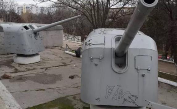 в Севастополе вандалы разрисовали экспонаты 11 береговой батареи