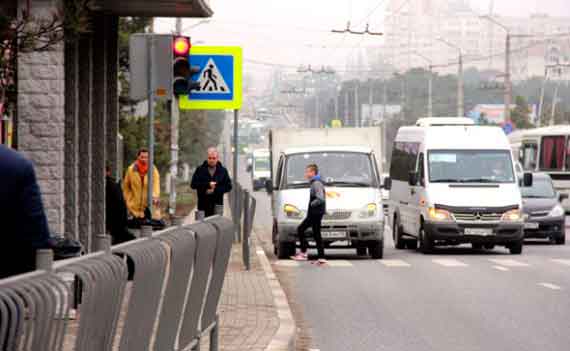 В Севастополе водители останавливаются на пешеходном переходе для разгрузки товара