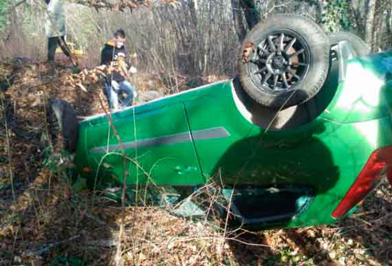 Авария, которая могла стоить жизни водителю автомобиля «Форд Фиеста» и его пассажиру произошла в лесу в селе Орлиное под Севастополем.