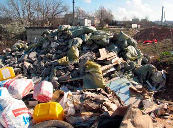 На каникулах Севастополь завалило мусором