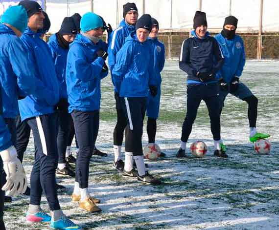 Никакому снегу не под силу помешать провести качественную тренировку, особенно если речь идет об учебно-тренировочных сборах футбольного клуба «Севастополь»