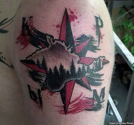 Патриотическая татуировка с изображением Крыма работы Максима Акимова
