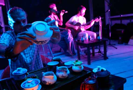 17 февраля в клубе Art ME Family состоится большой концерт “Чайные истории” - 4 часа хорошей музыки от крымских музыкантов, ярмарка, эко-бар и знакомство с китайской чайной культурой через церемонии и истории от мастеров со всего полуострова.