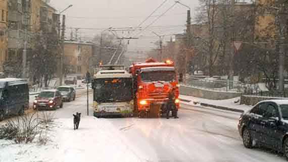 перед началом проспекта Острякова столкнулись троллейбус и снегоуборочный «Камаз»