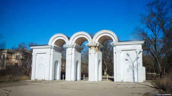 В Керчи разрушается декоративная арка у входа в парк Приморский, которую в 2016 году ремонтировал подрядчик из российского Ростова-на-Дону.