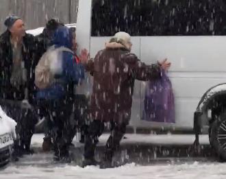 В Севастополе бабушка помогла толкать застрявшую в снегу маршрутку 