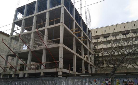 В центре Севастополя после 7-летнего перерыва возобновили работы по строительству гигантского торгово-офисного центра.