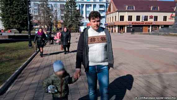 Украинец Константин Давыденко, задержанный в Крыму сотрудниками ФСБ за шпионаж, является сотрудником «Донецкого восточного брокерского торгового дома» (ЧП «ДВБТД»). 