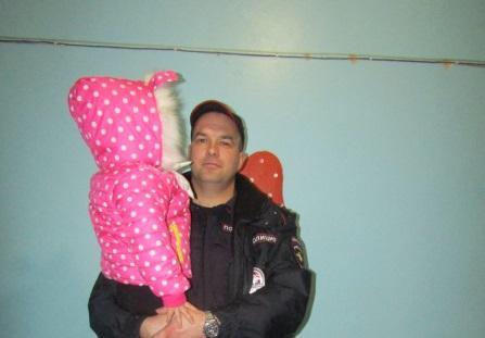 участковый уполномоченный полиции ОМВД России по Белогорскому району капитан полиции Андрей Бурмило нашел ребенка. Девочка находилась на окраине леса, недалеко от села