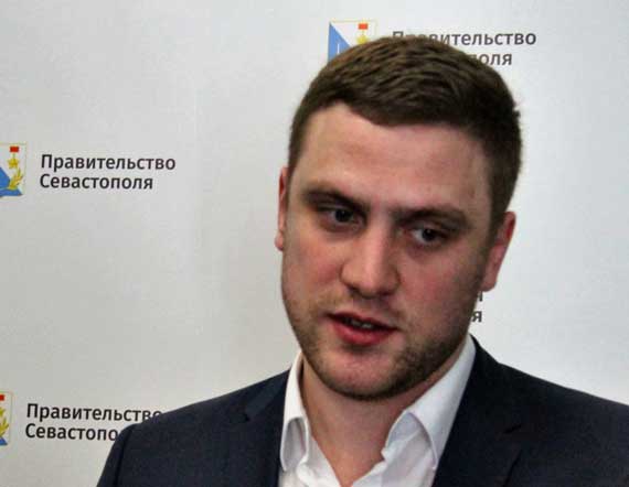В правительстве Севастополя представили нового руководителя предприятия «Благоустройство города Севастополь». Им стал Андрей Гречин, который сегодня встретился с журналистами.