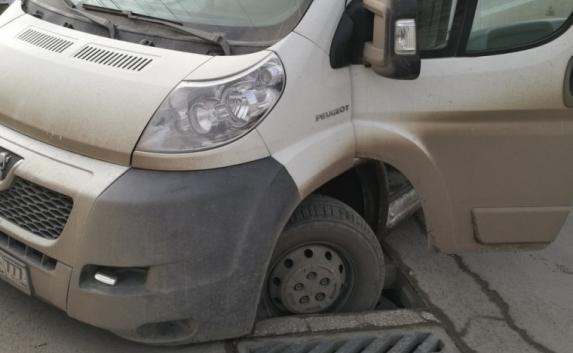 На улице Пролетарской водитель автомобиля марки Peugeot застрял колесом в незакрытой ливневк