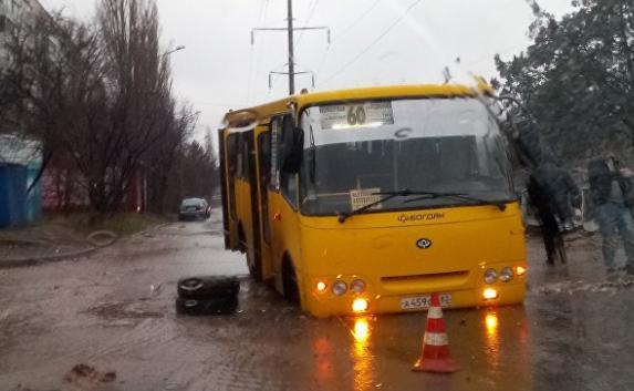 В крымской столице один из маршрутных автобусов провалился передними колесами под землю на улице Ракетной