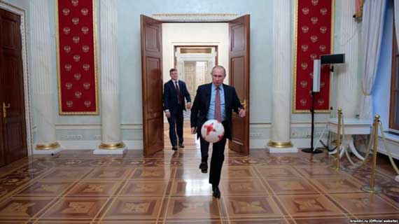 Президент России Владимир Путин после встречи с президентом ФИФА Джанни Инфантино