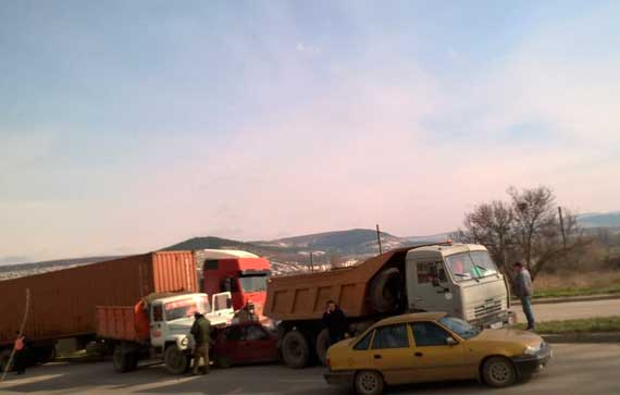 Очередное ДТП с участием двух грузовиков, легкового авто и фуры произошло в Севастополе недалеко от строящейся ТЭС.