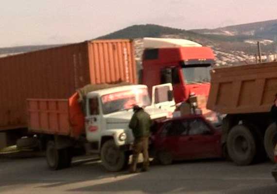 В Севастополе грузовики намертво сдавили легковушку
