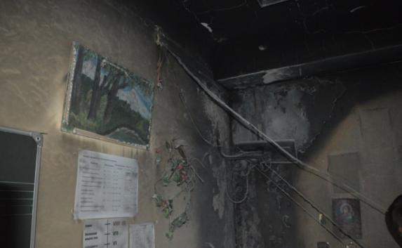 Возгорание произошло на четвертом этаже в школе №57. Пожарные эвакуировали из здания 25 человек. В результате ЧП никто не пострадал.