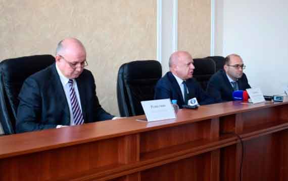 председатель Севастопольского городского суда Владимир Золотых (в центре) на пресс-конференции