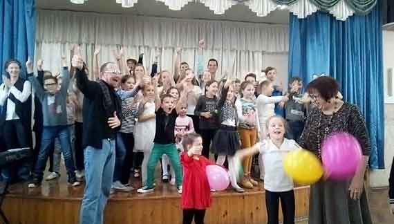 Одиннадцатый день рождения театр «Ф.Арт» отметил в Севастопольском еврейском благотворительном центре, приютившем юных артистов. Воспитанники студии подарили педагогам театральный капустник