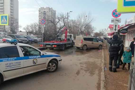 7 марта около 16 часов у рынка «Чайка» в Севастополе повесили новый дорожные знак и устроили массовую эвакуацию машин, припаркованных вдоль забора.