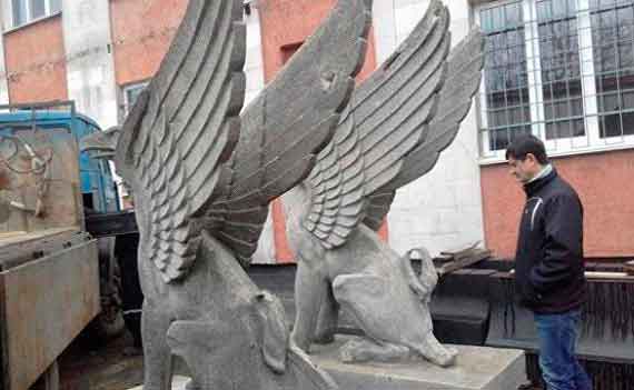 Знаменитых грифонов с Митридатской лестницы в Керчи «вылечат» и отдадут в музей