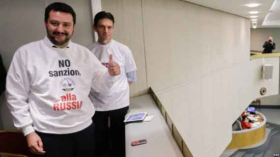 Лидер итальянской партии «Лига Севера» Маттео Сальвини в футболке "Нет санкциям против России" в Госдуме России