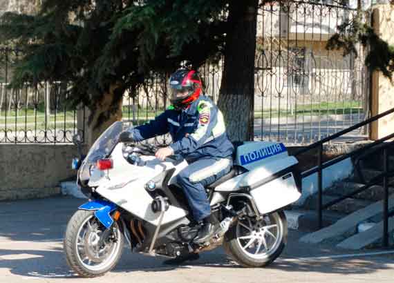 российский полицейский на мотоцикле