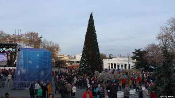 На площади Нахимова в Севастополе не проводятся митинги оппонентов властей. На фото новогодние празднества, декабрь 2017 года