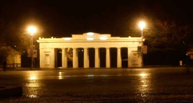 ночь, площадь Нахимова в центре Севастополя