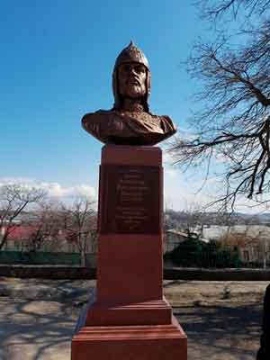 Вчера во дворе школы № 3 города Севастополя открыли памятник князю и полководцу Александру Невскому.