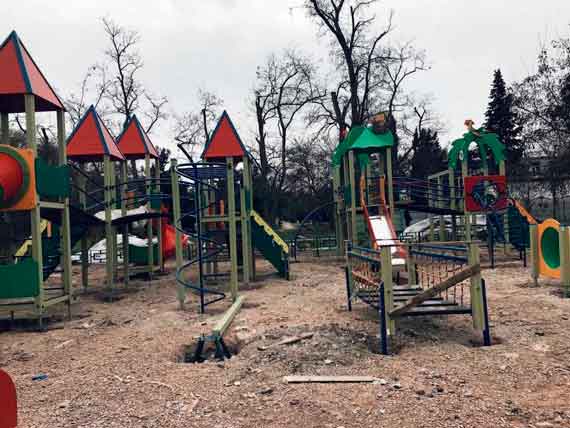 Строительный мусор и незакрепленные качели в сквере 60-летия СССР угрожают безопасности детей