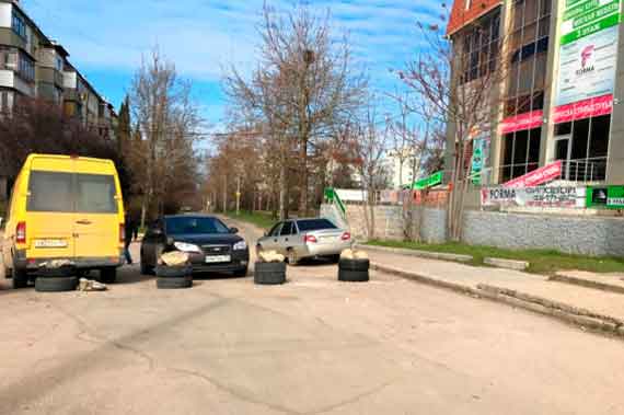 Открытый 9 марта работниками Севавтодора прямой проезд с улицы Руднева на улицу Репина уже через два дня оказался перекрыт баррикадой из автомобильных шин.