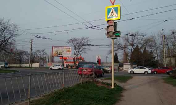 После многочисленных жалоб севастопольцев на пересечении улиц Хрусталева и Силаева установлена дополнительная секция светофора со стрелкой направ