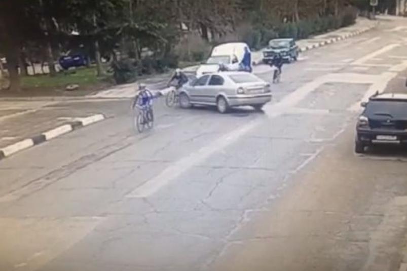 Иномарка сбила велосипедистов в Алуште 