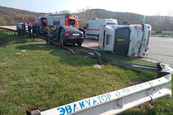 ДТП на кольце Бельбек-Фруктовое-Инкерман произошло 12 апреля. В результате столкновения легкового автомобиля и грузового фургона погибла женщина пассажир, которая сидела на заднем сиденье в иномарке.