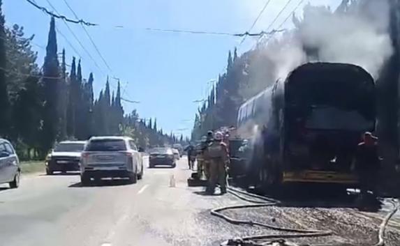 На алуштинской трассе сгорел двухэтажный автобус