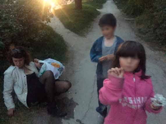 В Гагаринском районе Севастополя пьяная мать оставила без присмотра маленьких детей. Около восьми часов вечера лежащую на газоне пьяную женщину заметила