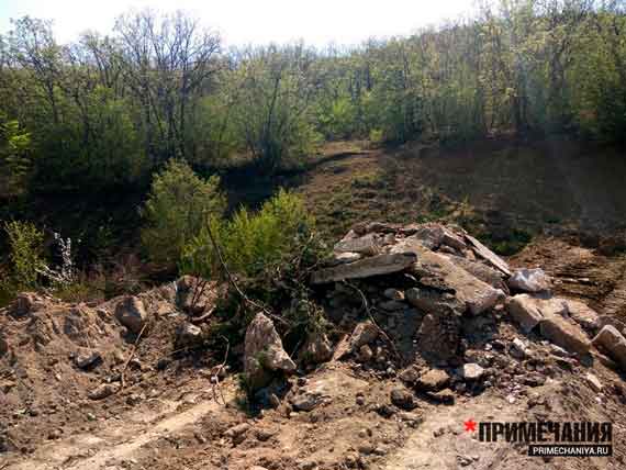 Гора строительного мусора на гребне плотины