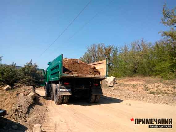 Дорожники КАМАЗами везут грунт на отсыпку прорубленных сквозь лес дорог