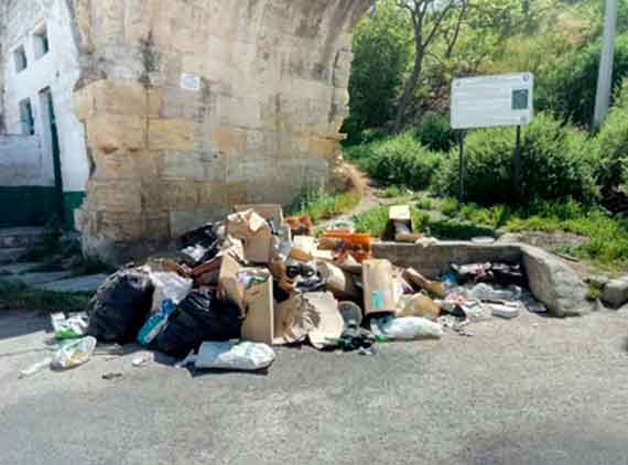 В Севастополе возле пляжа в Ушаковой балке образовалась свалка, мусор длительное время не вывозят.