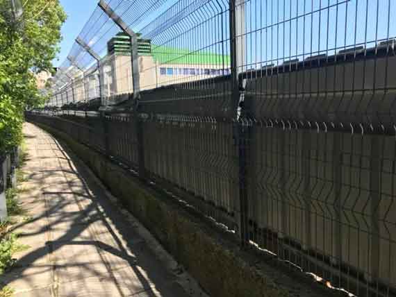 Решетку на заборе вдоль пляжа «Черноморье» заделали металлическими листами, чтобы придать коридору окончательные черты тюремной аутентичности