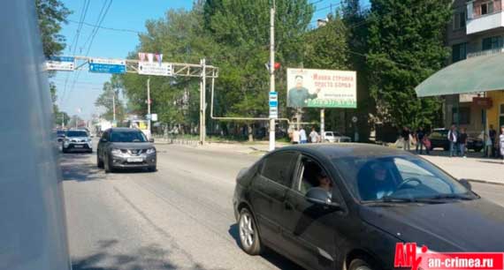 На одной из улиц Керчи расположен билборд, на котором изображен лидер КНДР Ким Чен Ын, рекламирующий крымскую строительную компанию «Монолит».
