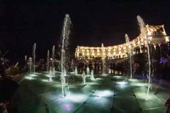 В преддверии Дня Победы в Севастополе на набережной в районе Парка Победы заработал светомузыкальный фонтан. 
