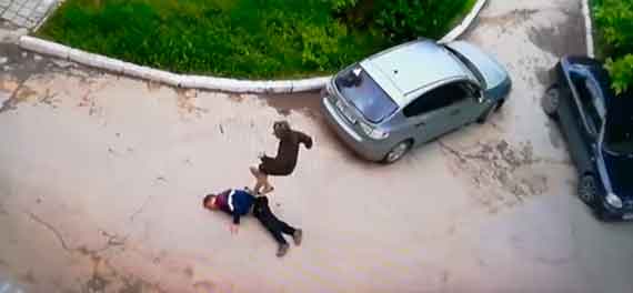 Видео, на котором три севастопольских подростка избивают нетрезвого немолодого человека