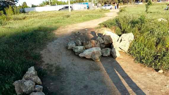 Жители улицы Челнокова используют для ограждения территории от транспорта камни античной усадьбы