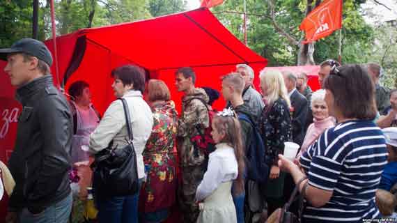 На Приморском бульваре в Севастополе 9 мая выстроилась огромная очередь к полевым кухням, где желающим раздавали гречневую кашу с тушенкой и компот.