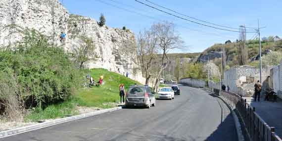 Самые доступные скалы у дороги могут оказаться отгороженными