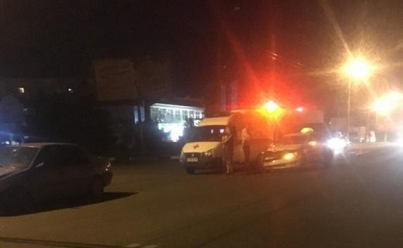 В ночь на воскресенье, 20 мая, напротив бара «BeerLoga» произошла авария с участием автомобиля такси.