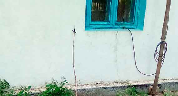 Ребенок получил удар током в селе Октябрь Джанкойского района, прикоснувшись к проводу, использовавшемуся для наброса на воздушную линию электропередачи с целью хищения электроэнергии