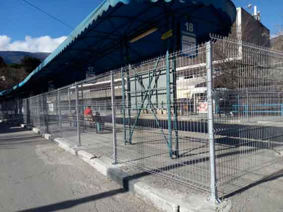 Вот так сегодня выглядит Ялтинский автовокзал. Охранным ограждением "Махоном" обнесен перрон, к которому прибывают автобусы